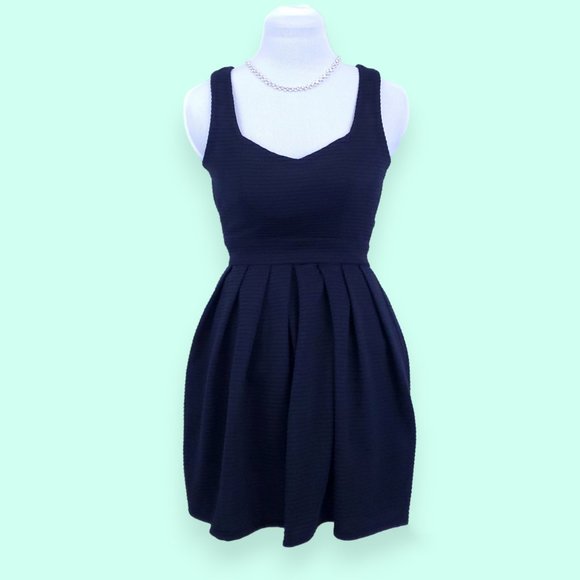 Boutique Little Black Dress with Heart-Cutout & Pleats S - Picture 2 of 7